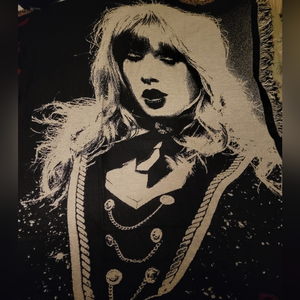 Taylor Swift Red Album Blanket Taylors Version Alternate Cover Art NWOT - Picture 2 of 5